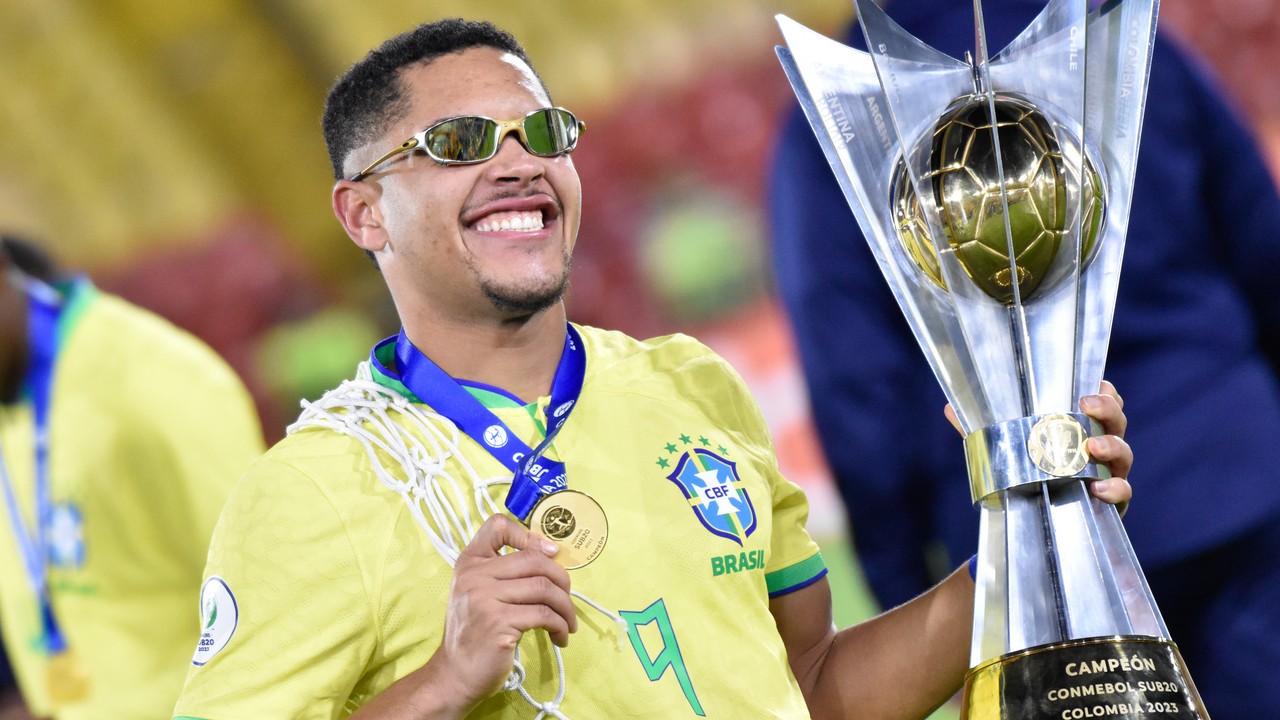 Vitor Roque: Why Barcelona have spent €35m on Brazil's 'new Ronaldo