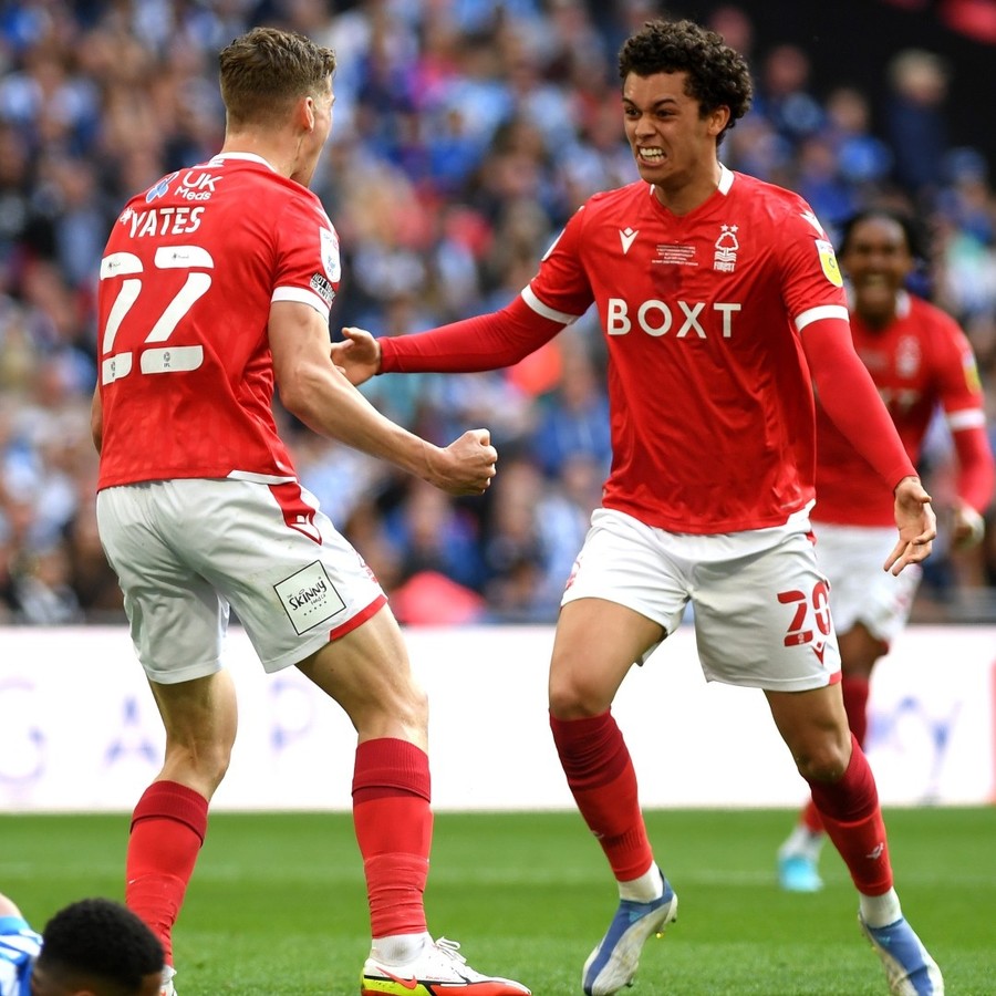 Nottingham Forest vence playoff e volta à Premier League após 23