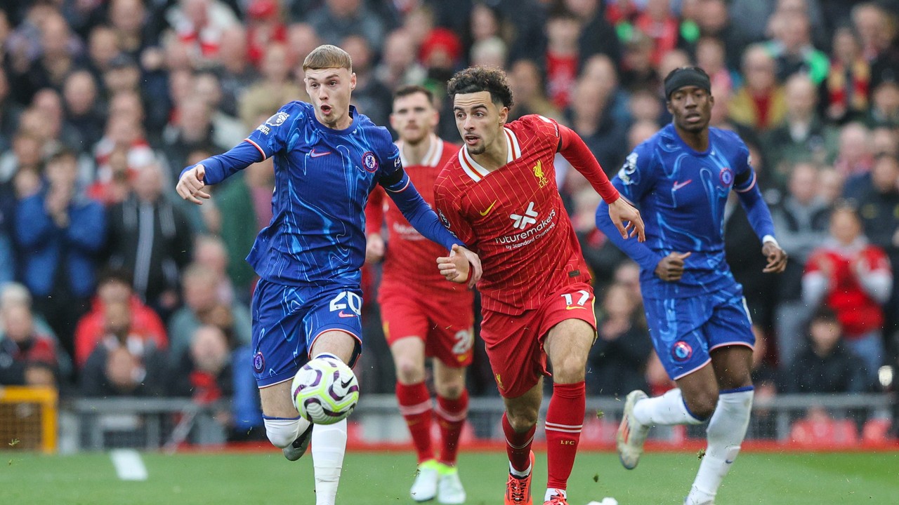 Liverpool star Curtis Jones praised by Arne Slot after handling  'impossible' Cole Palmer task in Chelsea win